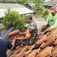 Wujud Kepedulian Terhadap Masyarakat, Babinsa Maron Bantu Pasang Atap Rumah Warga