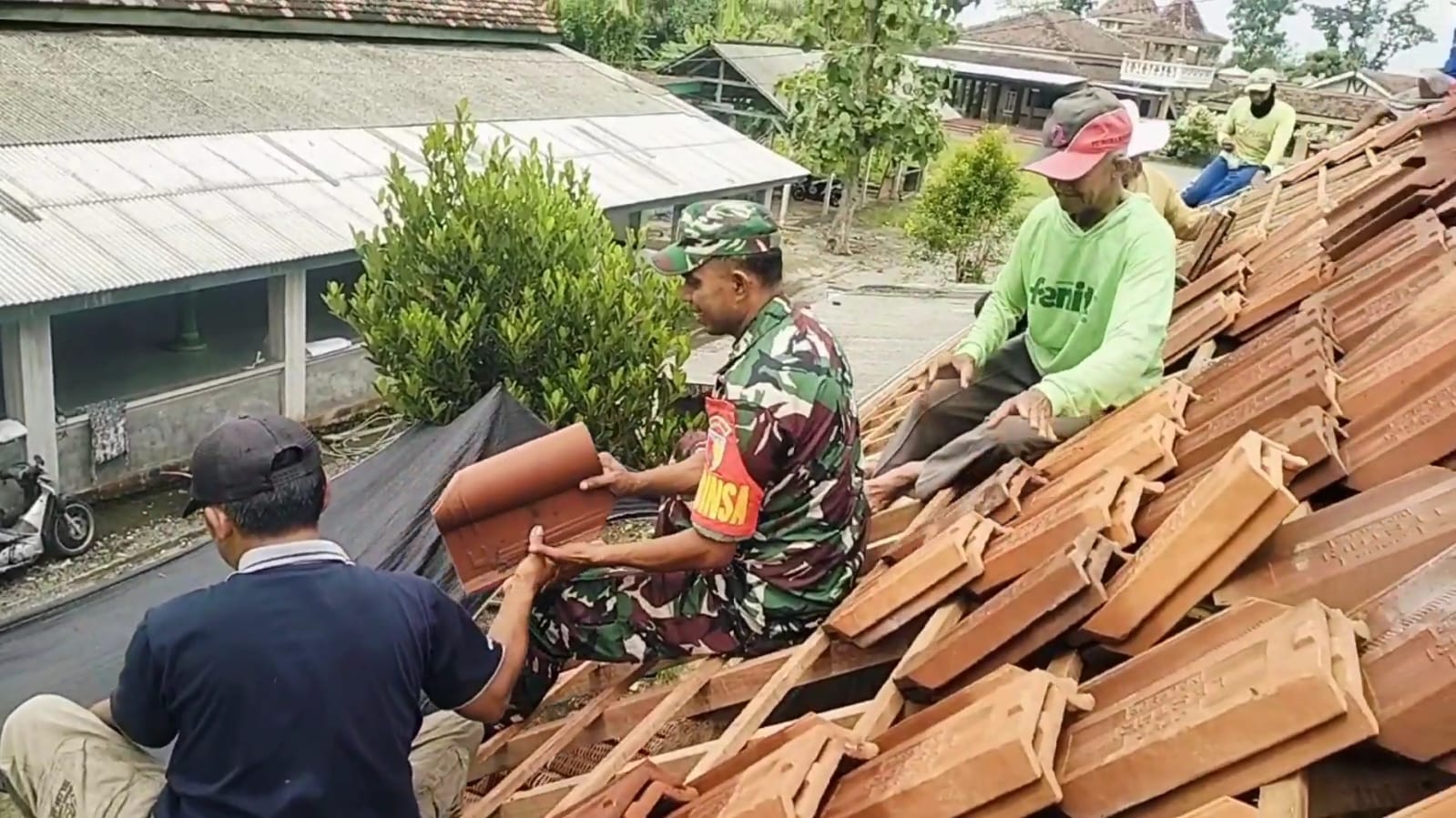 Wujud Kepedulian Terhadap Masyarakat, Babinsa Maron Bantu Pasang Atap Rumah Warga