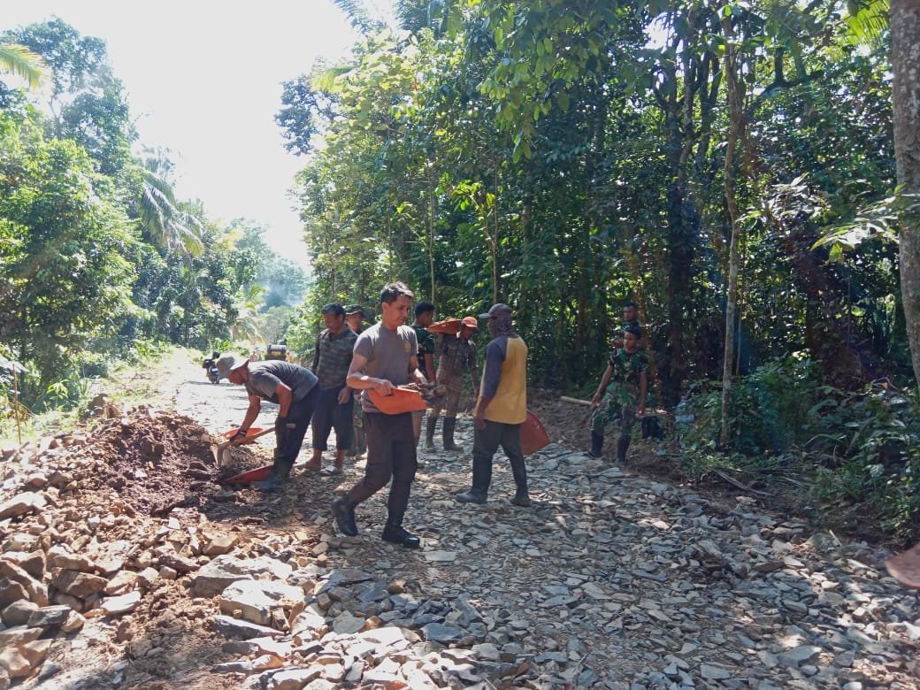 Satgas TMMD ke-126 Lanjutkan Pengerasan Jalan di Desa Cikeuntrung, Progres Capai 98% Satgas TMMD ke-126 Lanjutkan Pengerasan Jalan di Desa Cikeuntrung, Progres Capai 98%