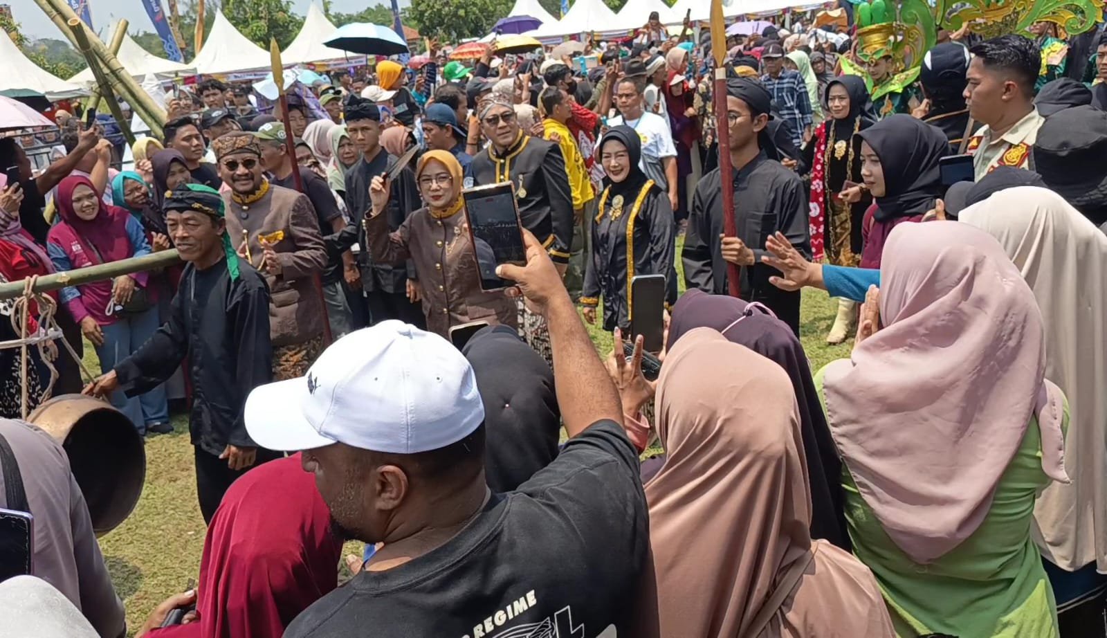 Dandim Pemalang Dampingi Gubernur Jawa Tengah Buka Festival Mangga Tahun 2025 di Desa Penggarit