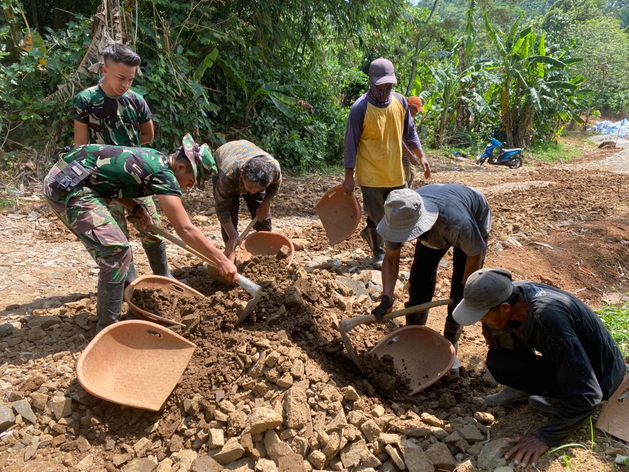 Satgas TMMD ke-126 Kodim 0601/Pandeglang Rampungkan Pengerasan Jalan di Desa Cikeuntrung dengan Progres 100%