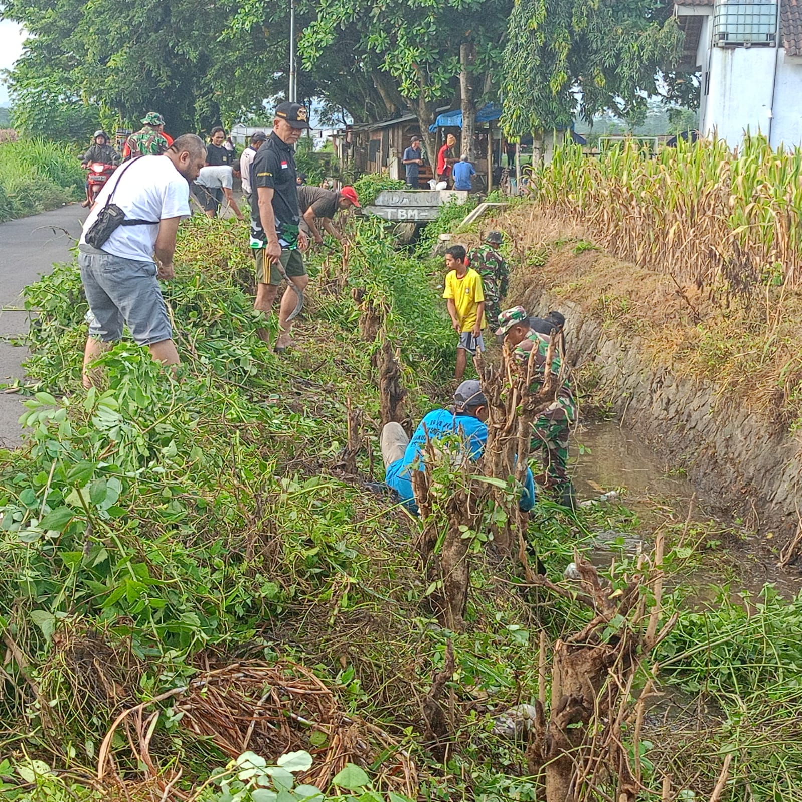 Aksi Nyata, Anggota Koramil 0808/04 Sanankulon Dan Warga Sigap Bersihkan Saluran Irigasi