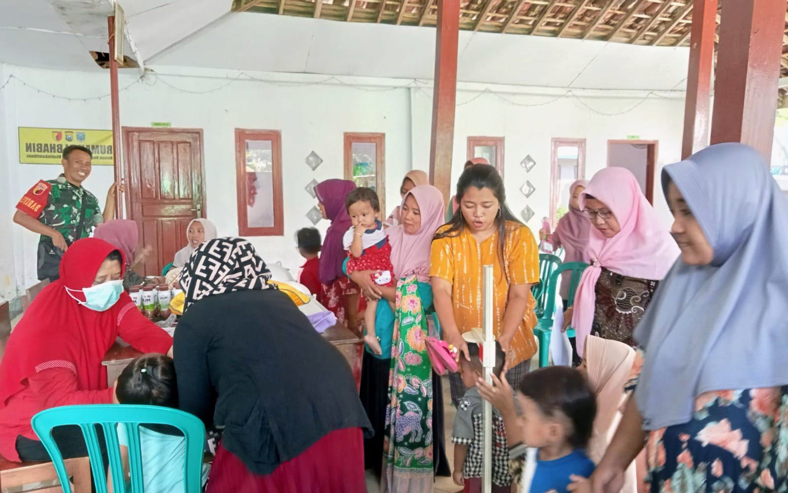 TNI Peduli Balita, Babinsa Koramil 0820/07 Wonomerto Dampingi Posyandu di Pohsangit Tengah