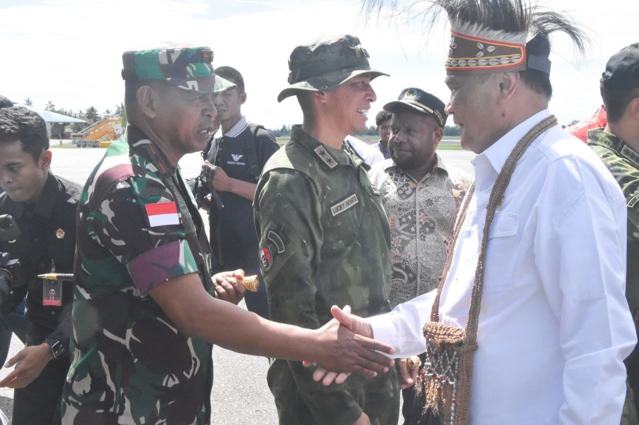 Dandim 1710/Mimika Sambut Kedatangan Menkopolkam RI Saat Melaksanakan Kunjungan Kerja di Wilayah Kab. Mimika