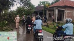 Respon Cepat, SPKT Polsek Masaran Evakuasi Pohon Tumbang yang Timpa Rumah Warga di Sragen