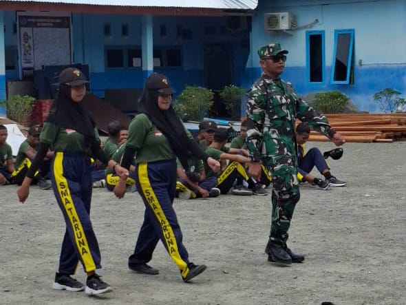 Babinsa Koramil Timika Latih Baris-Berbaris Siswa SMA Taruna Mimika