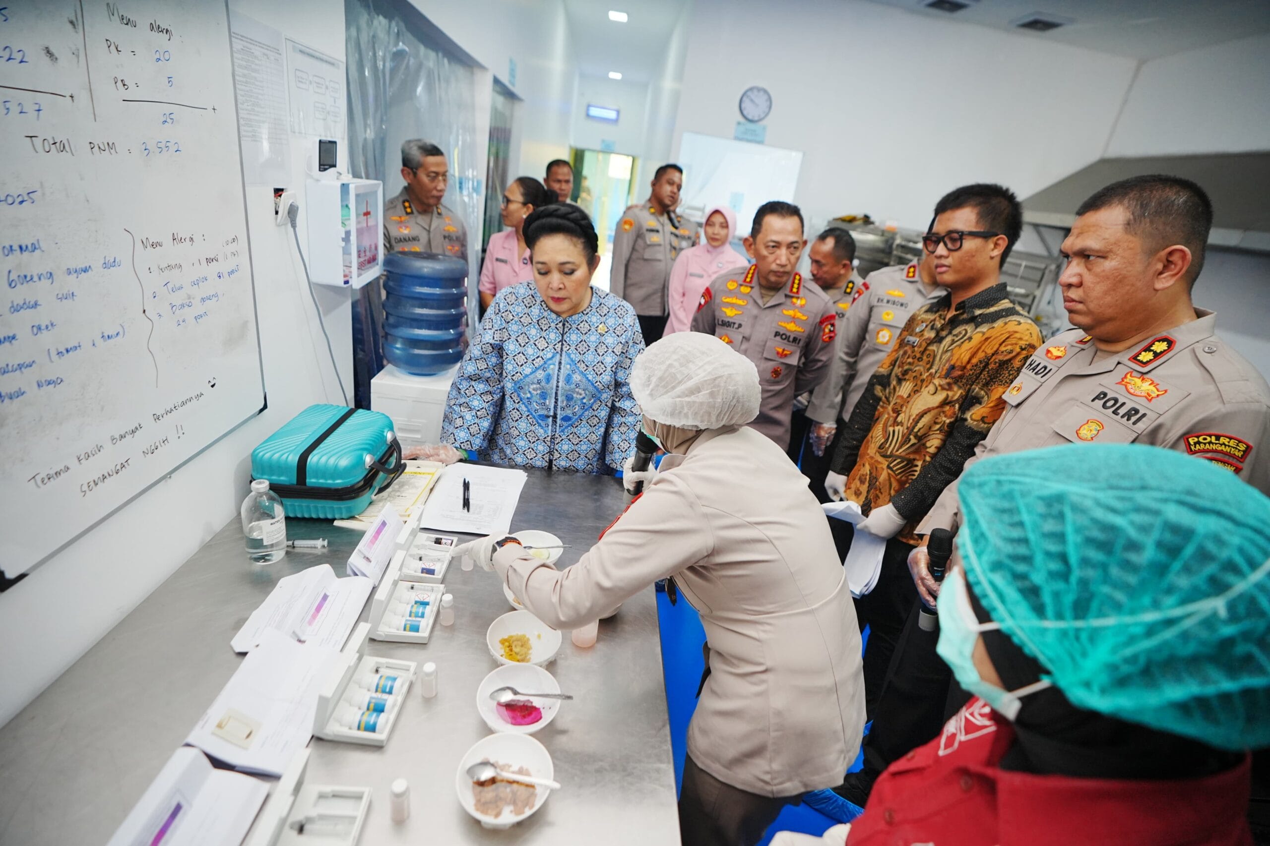 Kapolri dan Ketua Komisi IV DPR Tinjau SPPG YKB Polres Karanganyar, Dukung Penuh Program MBG Kapolri dan Ketua Komisi IV DPR Tinjau SPPG YKB Polres Karanganyar, Dukung Penuh Program MBG