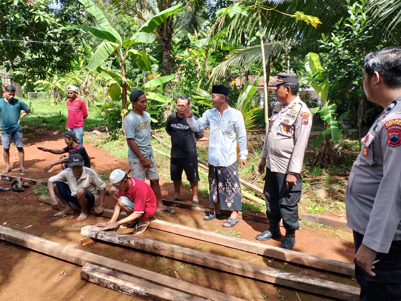 Polsek Mlonggo Gelar Bakti Sosial, Salurkan Bantuan Sembako untuk Warga Kurang Mampu