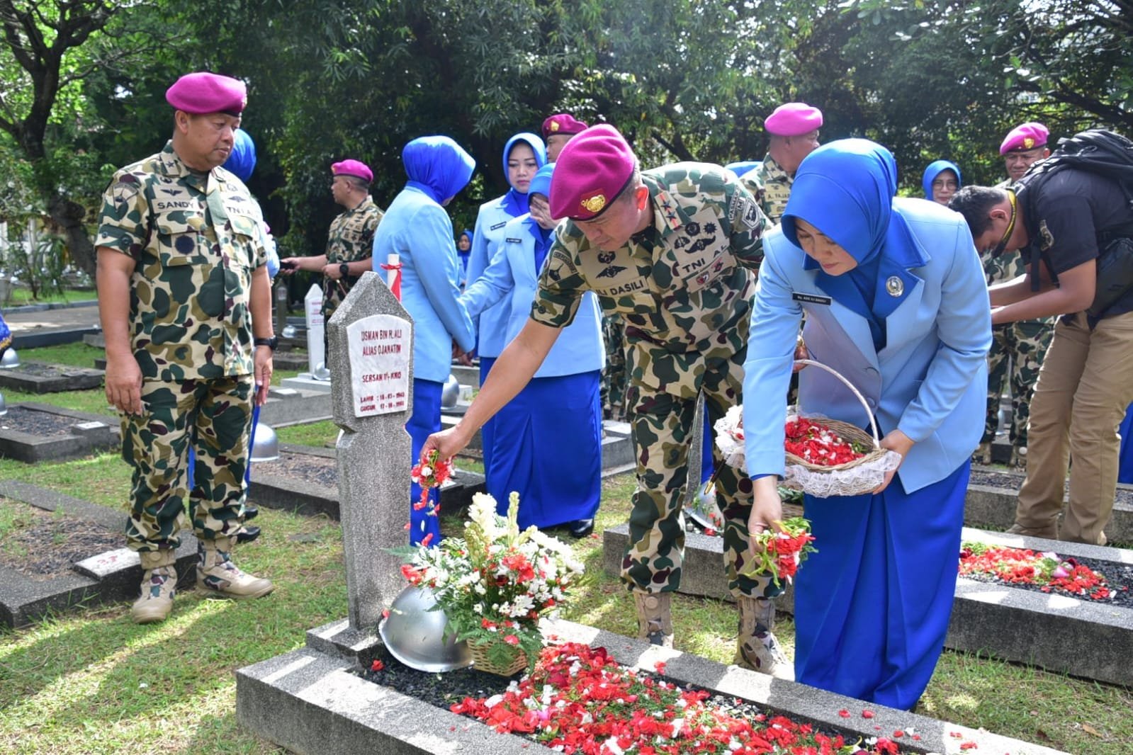 Danpasmar 1 Ikuti Ziarah dan Tabur Bunga Jelang HUT Ke-80 Korps Marinir Danpasmar 1 Ikuti Ziarah dan Tabur Bunga Jelang HUT Ke-80 Korps Marinir