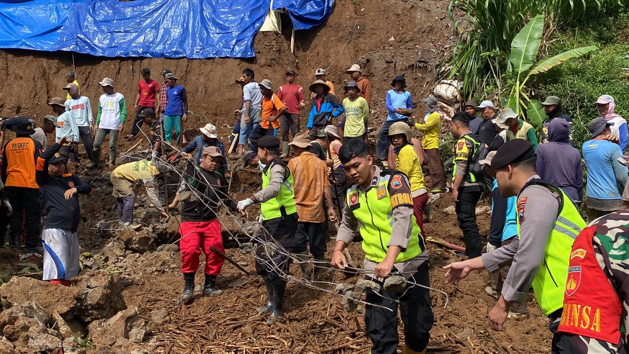 Sinergi Polres Temanggung dan Masyarakat Bersihkan Material Longsor Di Bulu, Contoh Nyata Dari Semangat Kebersamaan