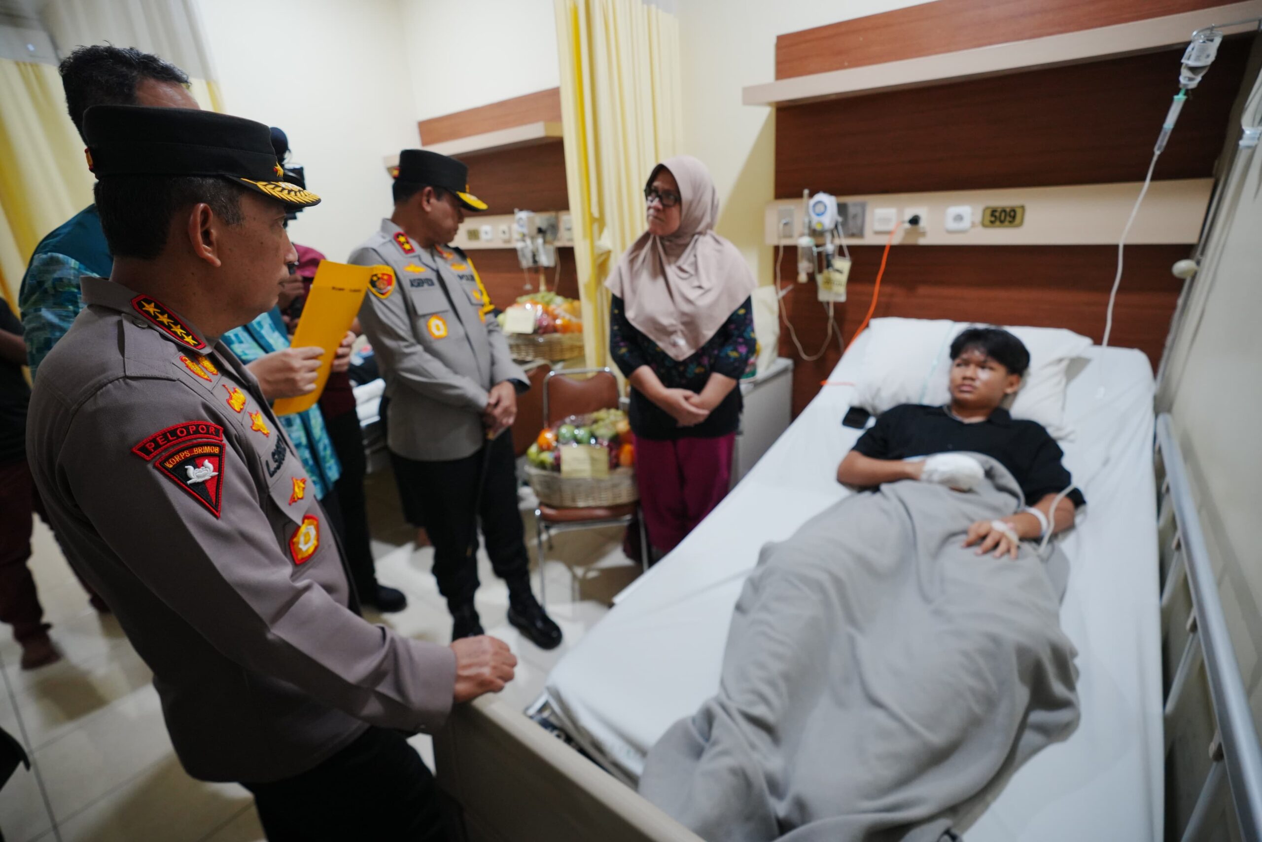 Kapolri Listyo Sigit Kunjungi Korban Ledakan SMAN 72 di RSI Cempaka Putih*