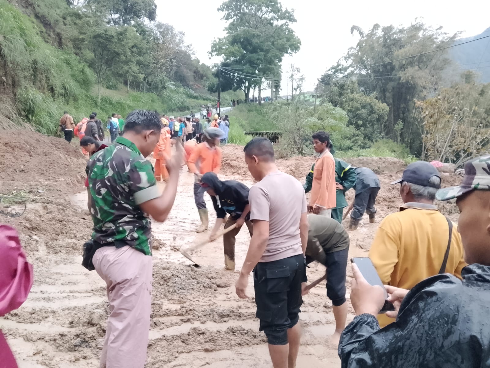 Reaksi Cepat Polisi Magetan Bersama BPBD, Relawan, dan Warga Bahu Membahu Evakuasi Longsor di Poncol, Satu Korban Meninggal Dunia