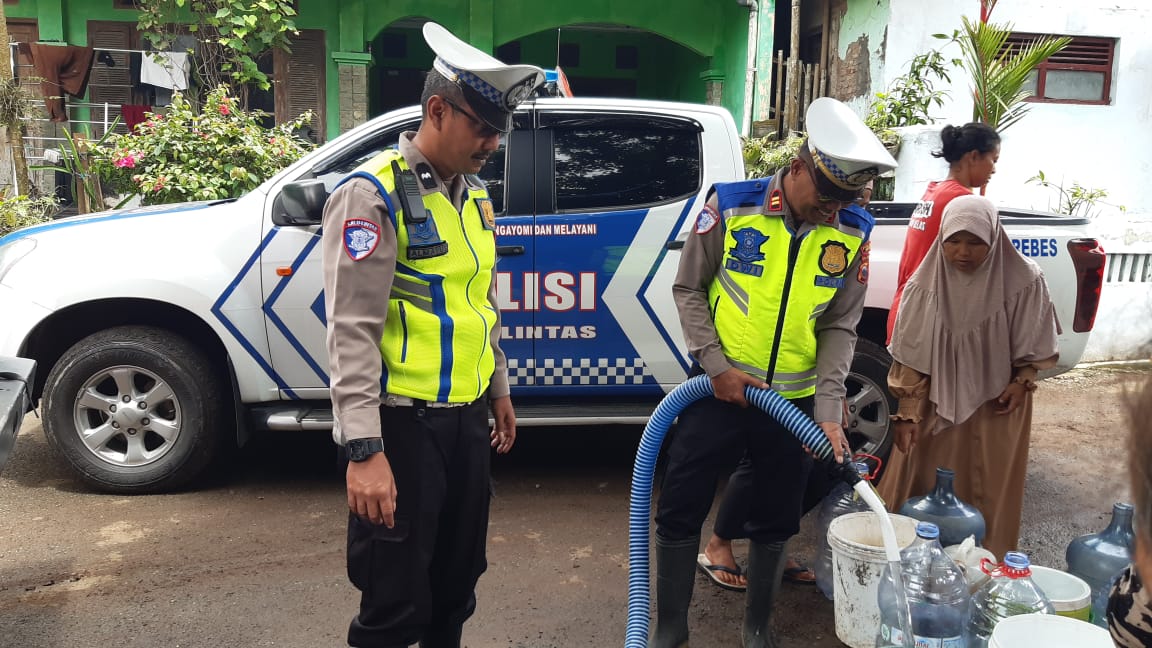 Satlantas Polres Brebes Berikan Bantuan 5000 Liter Air Bersih untuk Warga Desa Adisana.