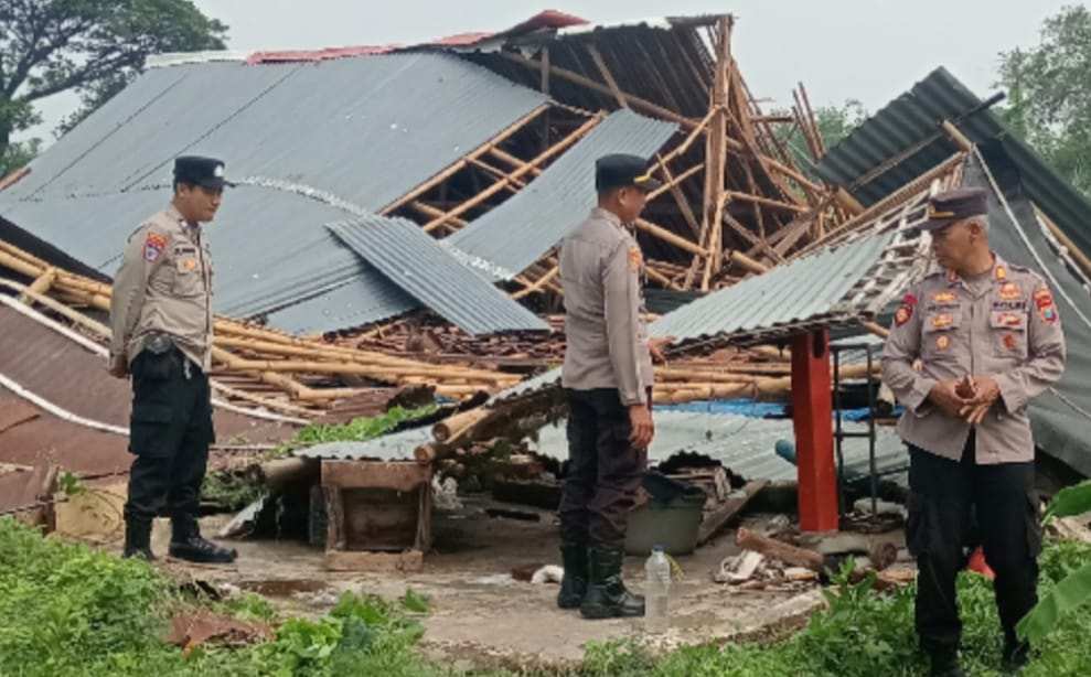 Polsek Kertosono Turun Kelapangan memastikan Tidak ada korban jiwa Dalam Puting beliung Desa Drenges . Polsek Kertosono Turun Kelapangan memastikan Tidak ada korban jiwa Dalam Puting beliung Desa Drenges .
