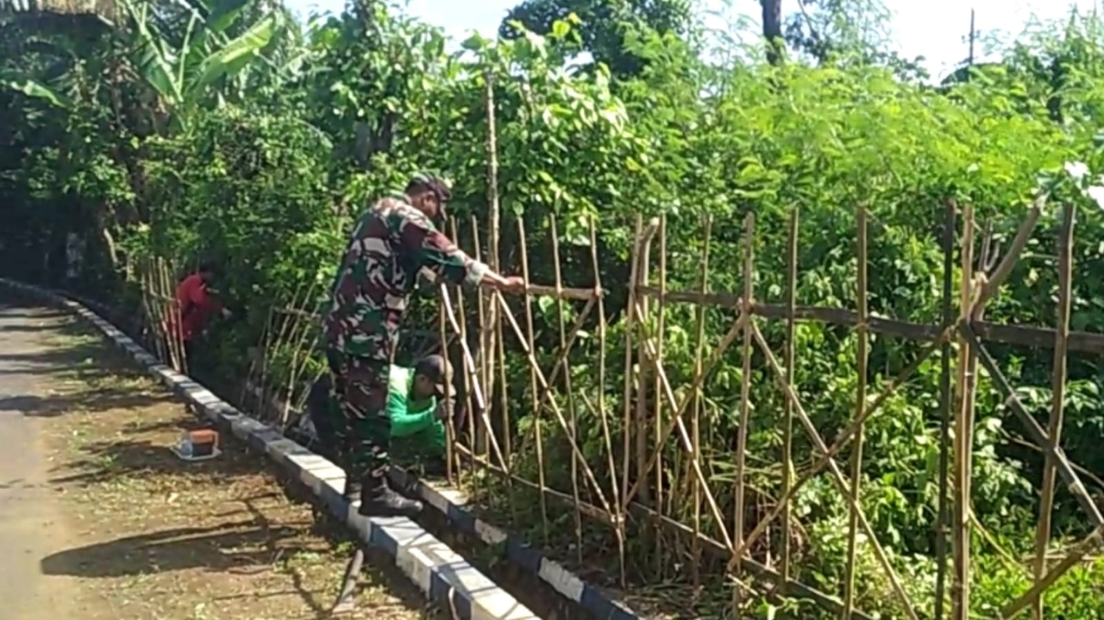 Babinsa Sertu Yoyok Nurhadi Ajak Warga Kedunggaleng Wujudkan Lingkungan Bersih dan Aman