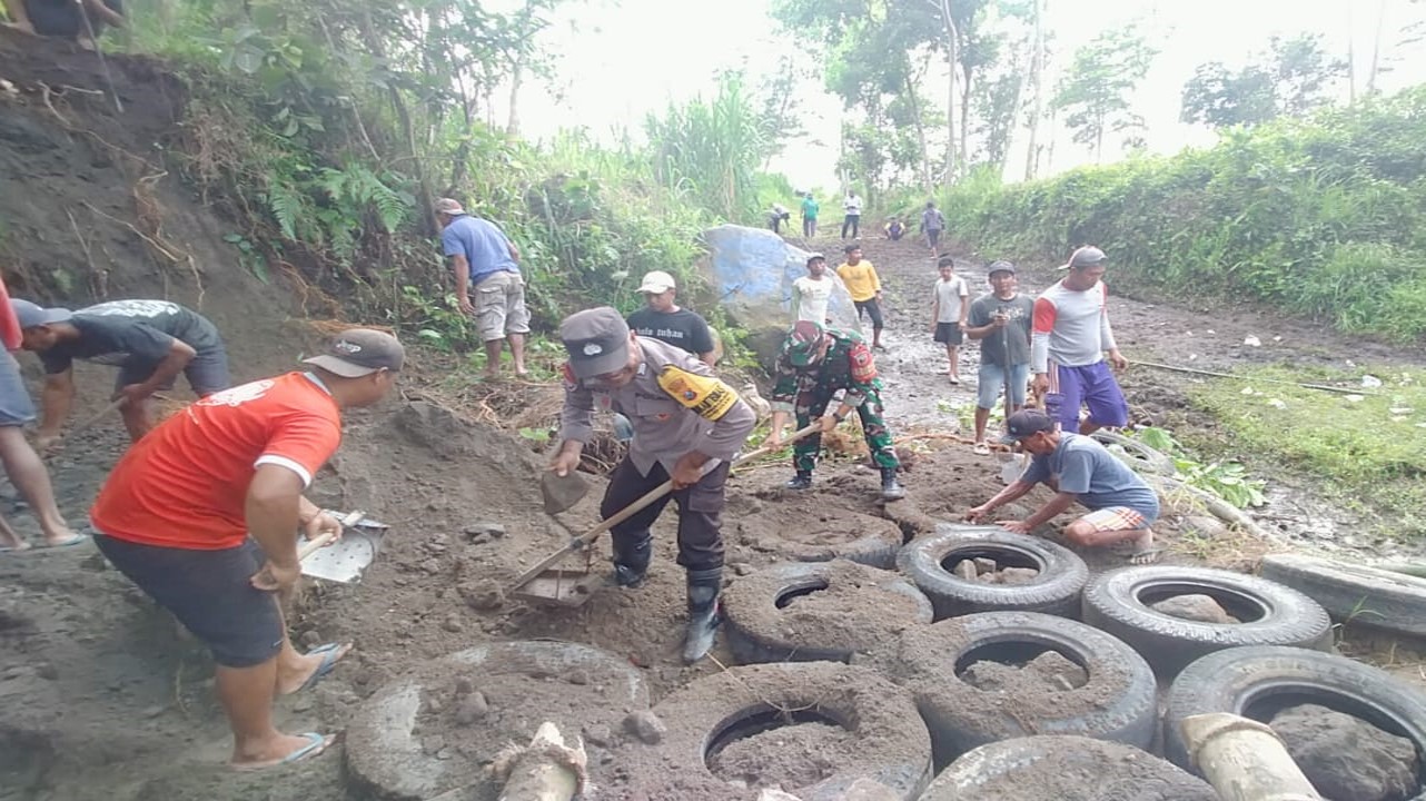 Babinsa Koramil 0808/15 Gandusari Dampingi Warga Bangun Jembatan Gantung dari Bambu