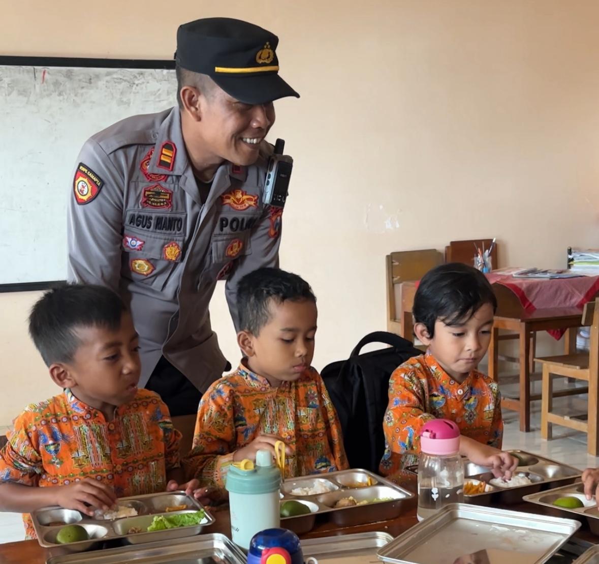 Distribusi Perdana MBG SPPG 2 Polres Magetan di Poncol Disambut Riang Anak-Anak Sekolah Distribusi Perdana MBG SPPG 2 Polres Magetan di Poncol Disambut Riang Anak-Anak Sekolah