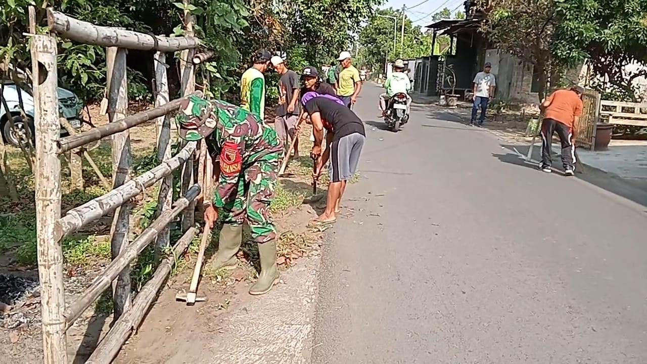 Kerja Bakti Babinsa Tanjungsari dan Warga Wujudkan Lingkungan Bersih Di Josenan