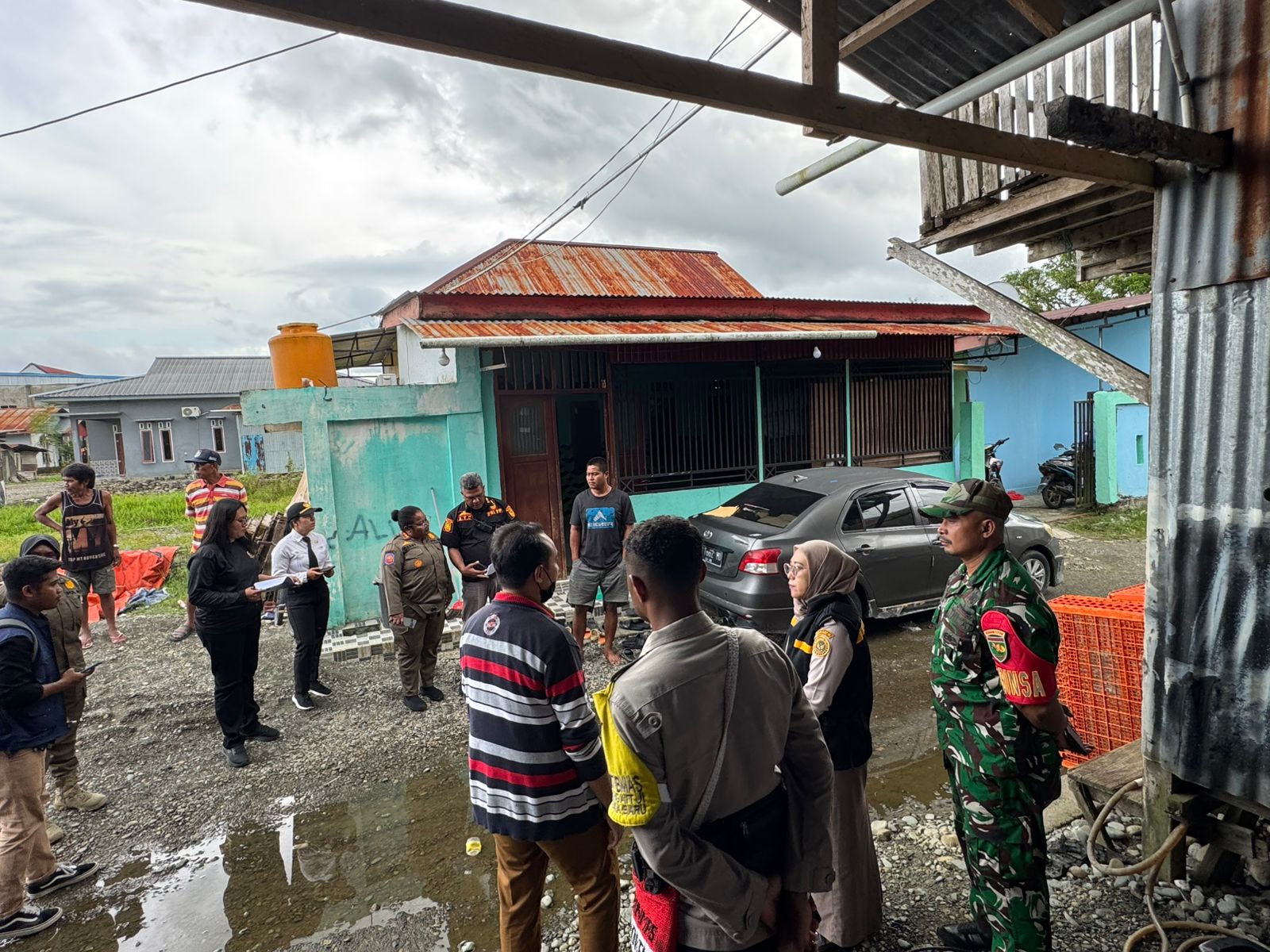 Tindaklanjuti Aduan Warga, Babinsa Koramil Timika Dampingi Tim Gabungan Lakukan Peninjauan Kandang Ayam