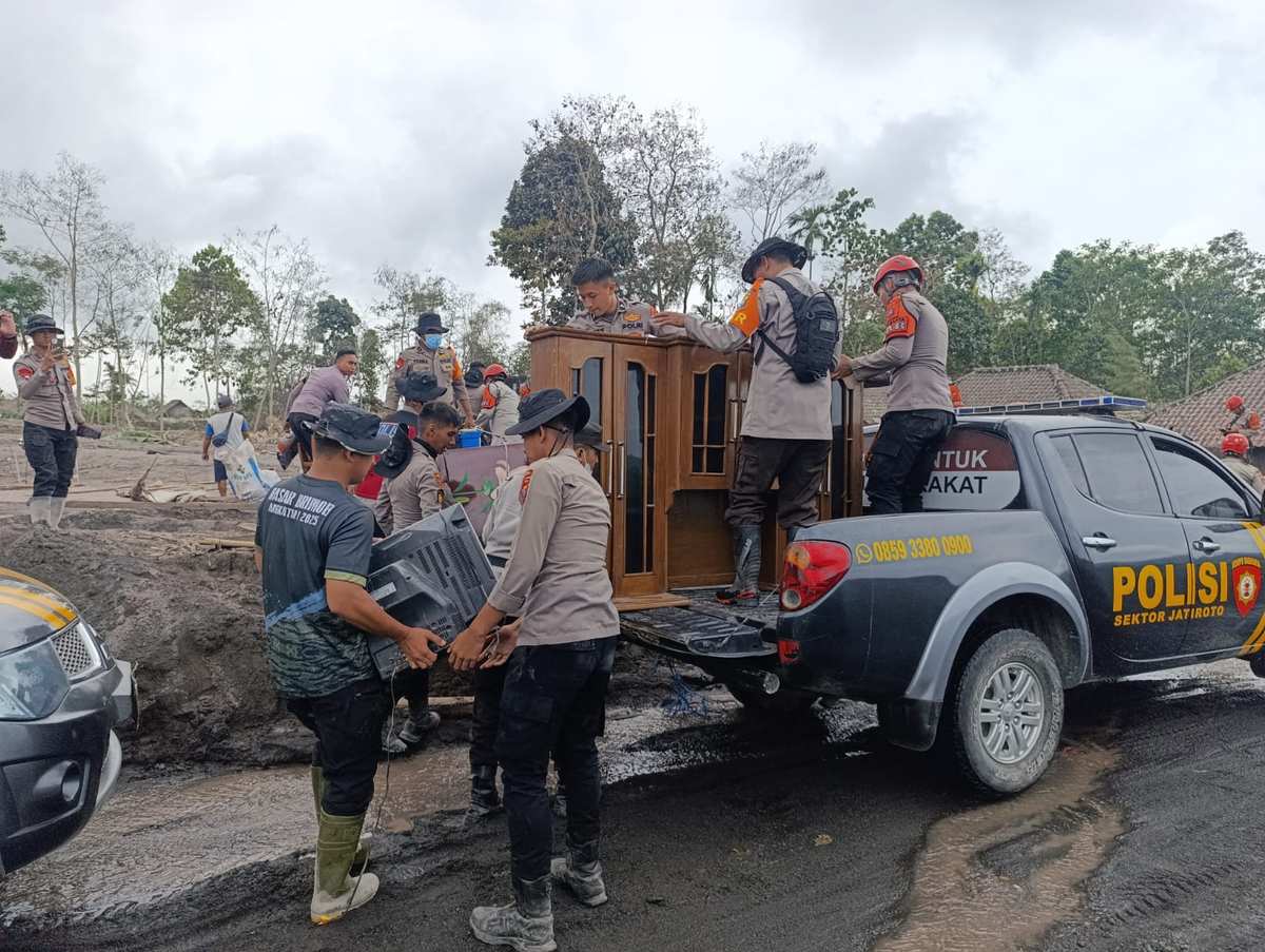 Polda Jatim Bantu Warga Evakuasi Barang Berharga di Tengah Erupsi Gunung Semeru Polda Jatim Bantu Warga Evakuasi Barang Berharga di Tengah Erupsi Gunung Semeru