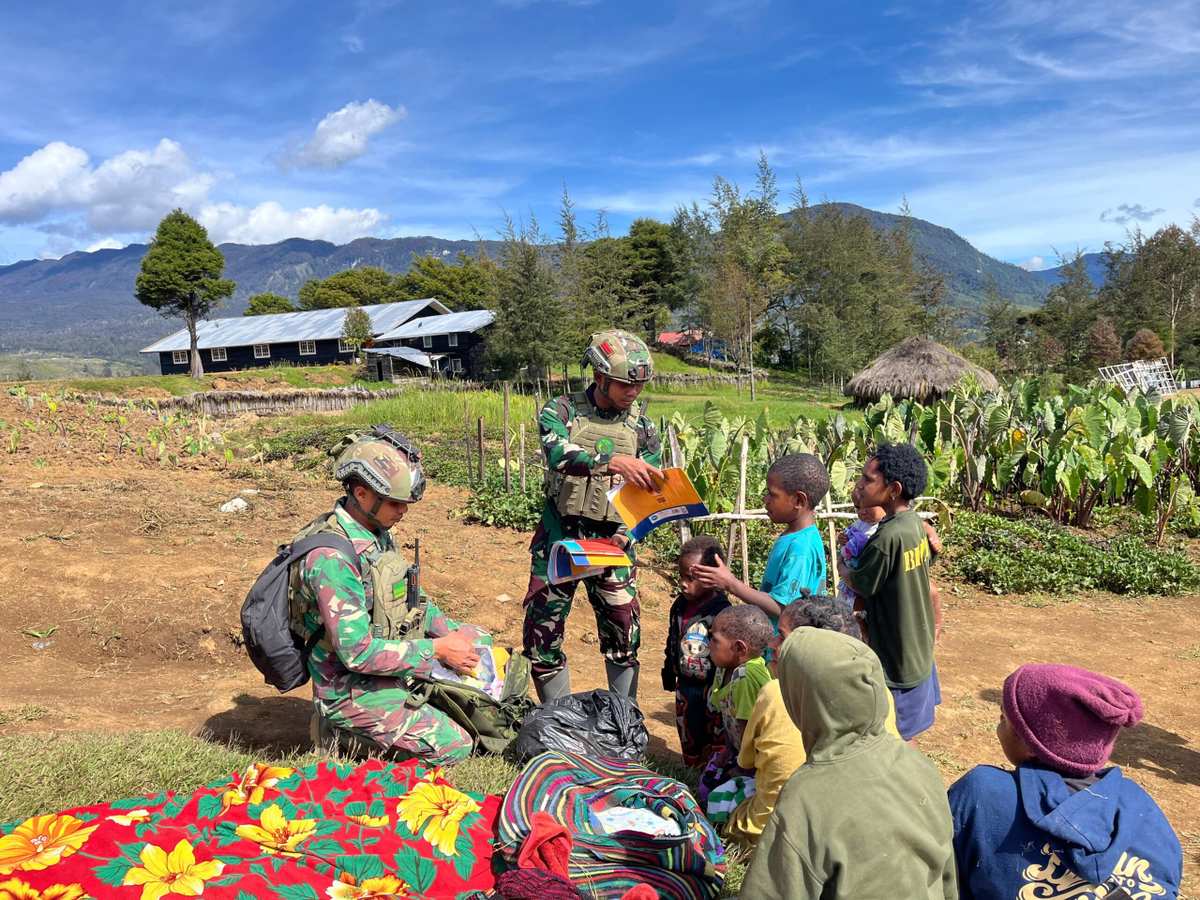 Satgas Yonif 700/WYC Berbagi Buku dan Pakaian di Kampung Yenggernok, Warga: “Kami Sangat Terbantu Satgas Yonif 700/WYC Berbagi Buku dan Pakaian di Kampung Yenggernok, Warga: “Kami Sangat Terbantu