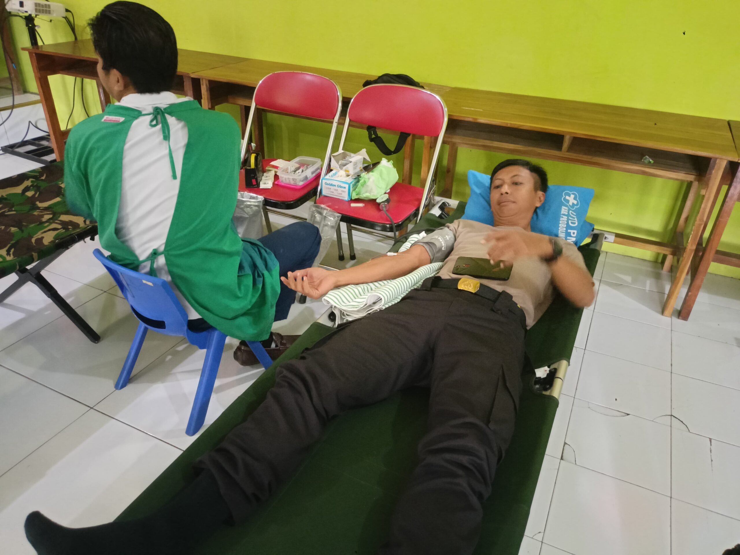 Sinergi Polri dan Tenaga Pendidik: Polres Probolinggo Ikut Aksi Donor Darah Hari Guru