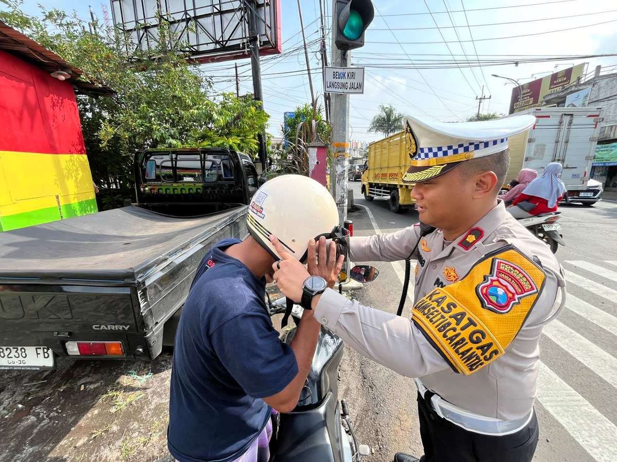 Operasi Zebra Semeru Polresta Malang Kota Bagikan 100 Helm Gratis Operasi Zebra Semeru Polresta Malang Kota Bagikan 100 Helm Gratis