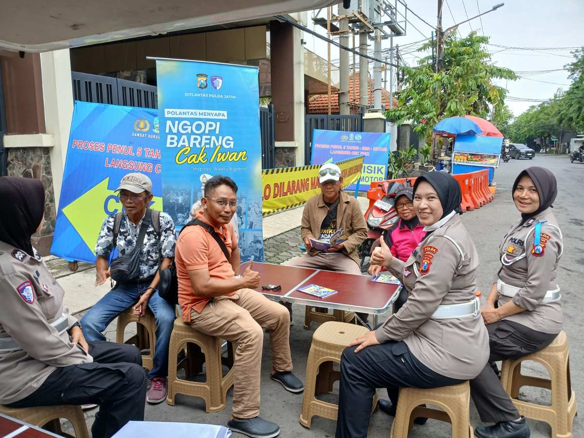 Ditlantas Polda Jatim Ngopi Bareng Warga Sosialisasi Tertib Lalin di Operasi Zebra Semeru Ditlantas Polda Jatim Ngopi Bareng Warga Sosialisasi Tertib Lalin di Operasi Zebra Semeru