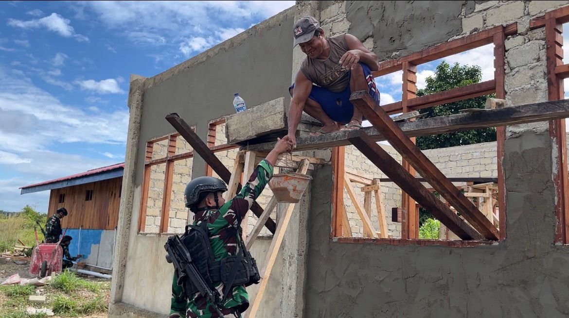 Satgas Pamtas Kewilayahan RI-PNG Yonif 410/Alugoro Bersama Masyarakat Membangun Fasilitas Sekolah