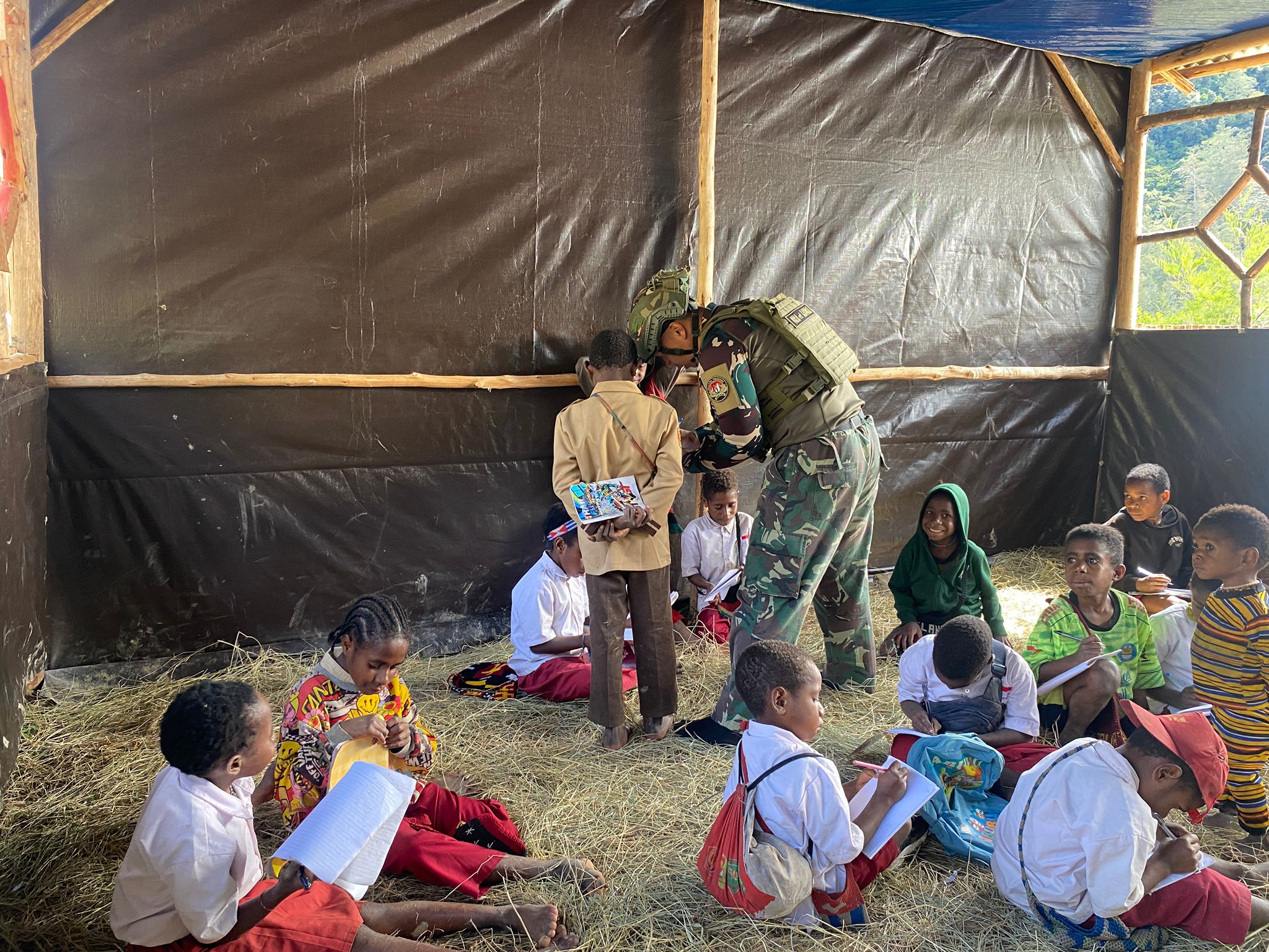 TNI Perkuat Pelayanan dan Kehadiran Positif di Puncak, Warga Semakin Mandiri dan Berani Menolak Kekerasan TNI Perkuat Pelayanan dan Kehadiran Positif di Puncak, Warga Semakin Mandiri dan Berani Menolak Kekerasan