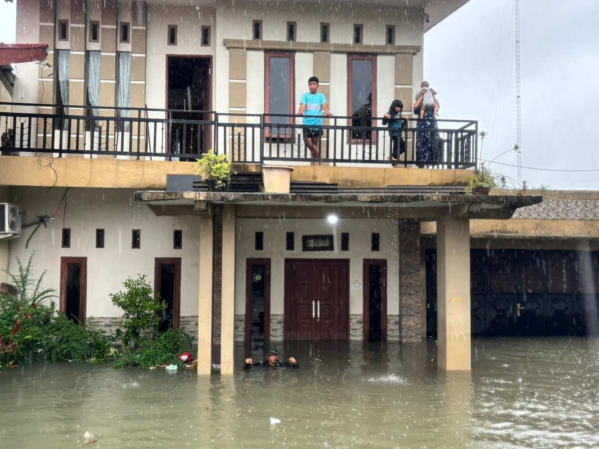 Prajurit Yonkav 6/NK Bantu Warga Terjebak Banjir di Asam Kumbang Prajurit Yonkav 6/NK Bantu Warga Terjebak Banjir di Asam Kumbang