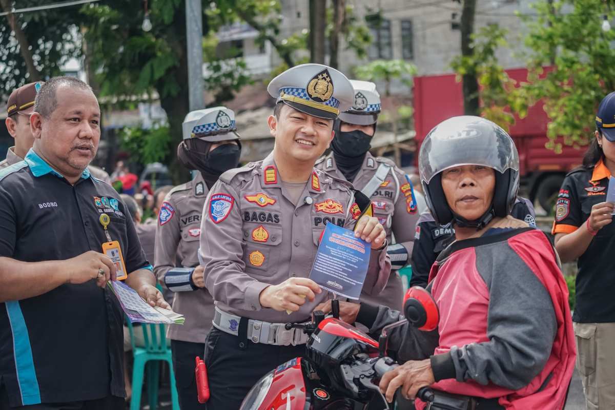 Polres Jember Gencarkan Edukasi Tertib Lalin di Operasi Zebra Semeru 2025 Polres Jember Gencarkan Edukasi Tertib Lalin di Operasi Zebra Semeru 2025