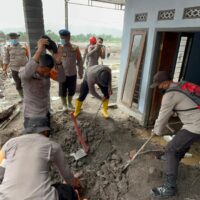 Polisi Bersihkan Rumah Warga Terdampak Erupsi Gunung Semeru di Lumajang