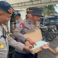 Polisi Berbagi Snack dan Susu untuk Pelajar Terdampak Erupsi Gunung Semeru