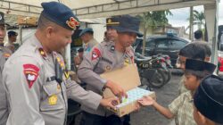 Polisi Berbagi Snack dan Susu untuk Pelajar Terdampak Erupsi Gunung Semeru