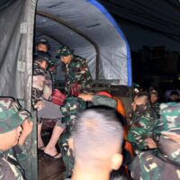 Yonkav 6/NK Kerahkan Pasukan Bantu Evakuasi Warga Terdampak Banjir di Tanjung Gusta