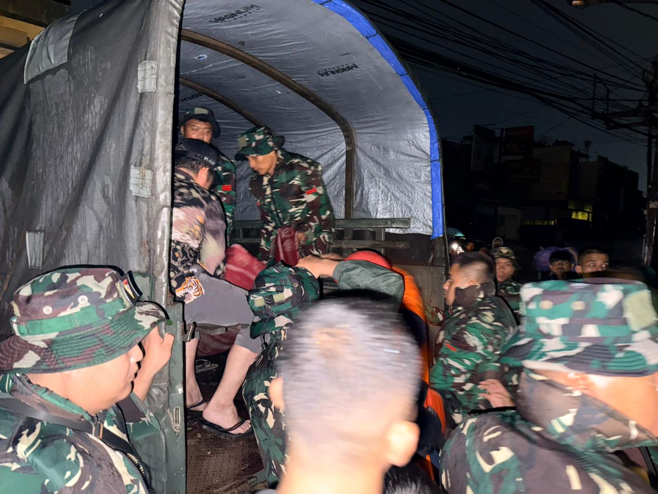 Yonkav 6/NK Kerahkan Pasukan Bantu Evakuasi Warga Terdampak Banjir di Tanjung Gusta