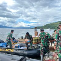 Banjir Putuskan Akses, TNI Tempuh 12 Mil Lalui Danau Singkarak Salurkan Bantuan