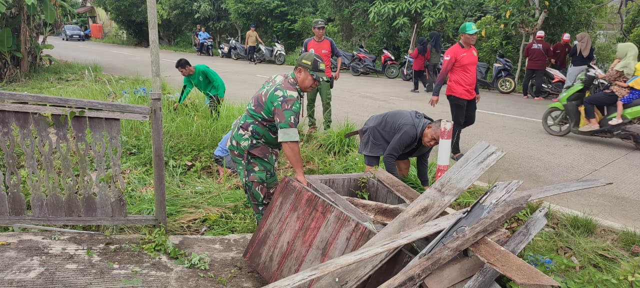 Wujudkan Lingkungan Yang Bersih, Babinsa Bersama Warga Lakukan Gotong Royong