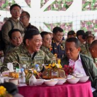 Ratusan Peterjun Kostrad Hiasi Langit Kota Timah Babel