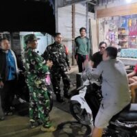 Tingkatkan Kamtibmas, Babinsa Bersama Warga Lakukan Patroli Malam