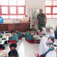 Dampingi Penyaluran MBG, Babinsa Loa Ipuh Pastikan Menu Makanan Higienis