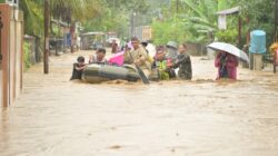 Gerak Cepat, Prajurit TNI AD Selamatkan Lansia 90 Tahun dari Rumah Terendam Banjir