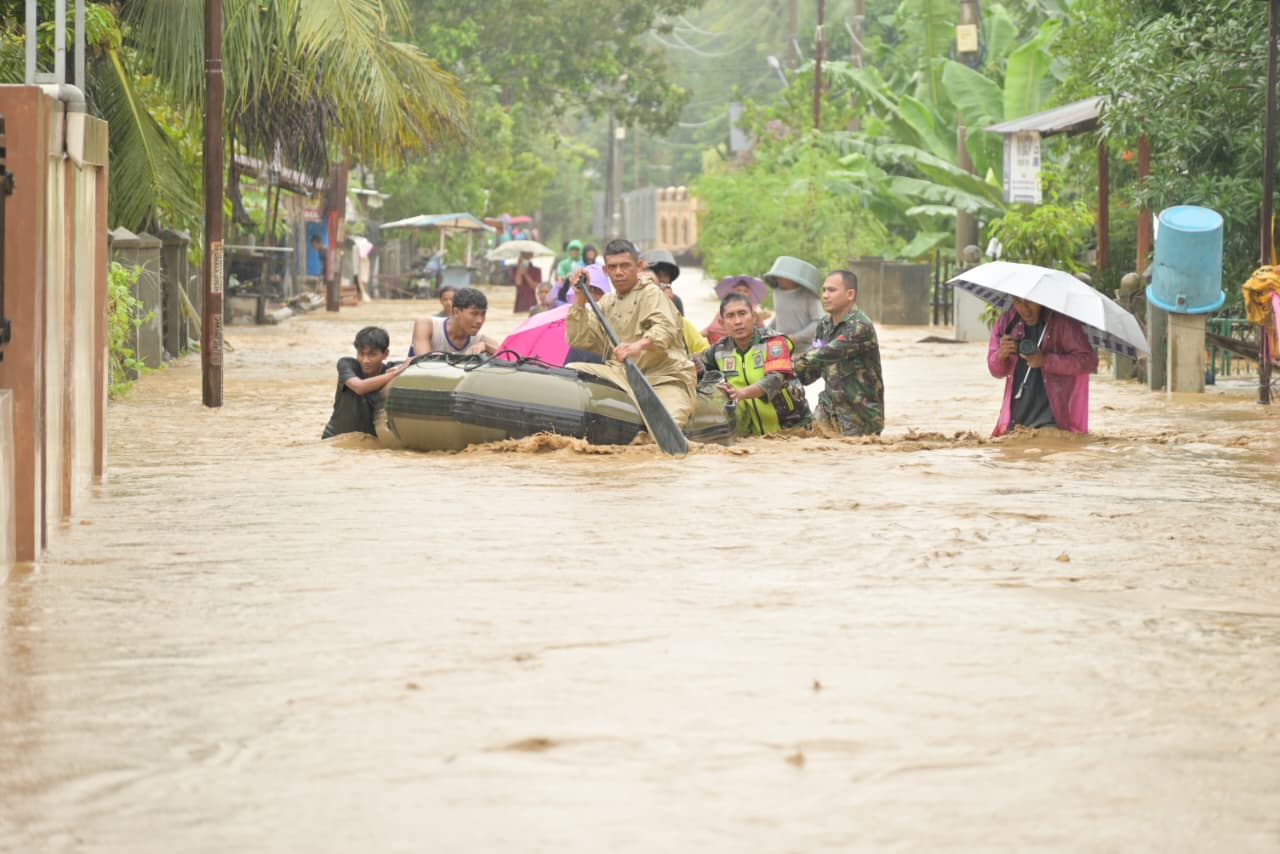 Gerak Cepat, Prajurit TNI AD Selamatkan Lansia 90 Tahun dari Rumah Terendam Banjir