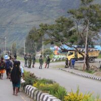 Kodim 1714/Puncak Jaya Bantu Masyarakat Gelar Acara Bakar Batu Adat di Kabupaten Puncak Jaya