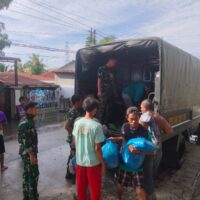 TNI Distribusikan 14.225 Nasi Bungkus untuk Warga Terdampak Banjir di Medan