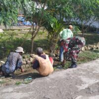 Babinsa Desa Dawuhan Sertu Fanda Bersama Warga Gelar Kerja Bakti Bersihkan Lingkungan
