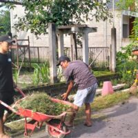 Wujud Nyata Kemanunggalan TNI Dengan Rakyat, Babinsa Dan Masyarakat Lakukan Pembersihan Lingkungan