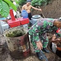 Babinsa Desa Boro Bersama Poktan Makmur Perbaiki Diesel Pompa Pertanian