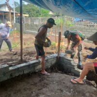 Babinsa Ngadirejo Bantu Perehaban Rumah Dan MCK Warga